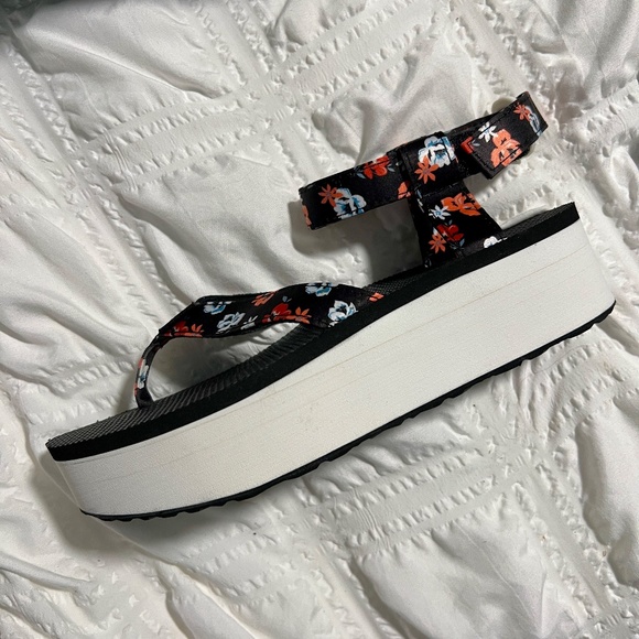 New Teva Black Floral Platform Sandals - Picture 3 of 8